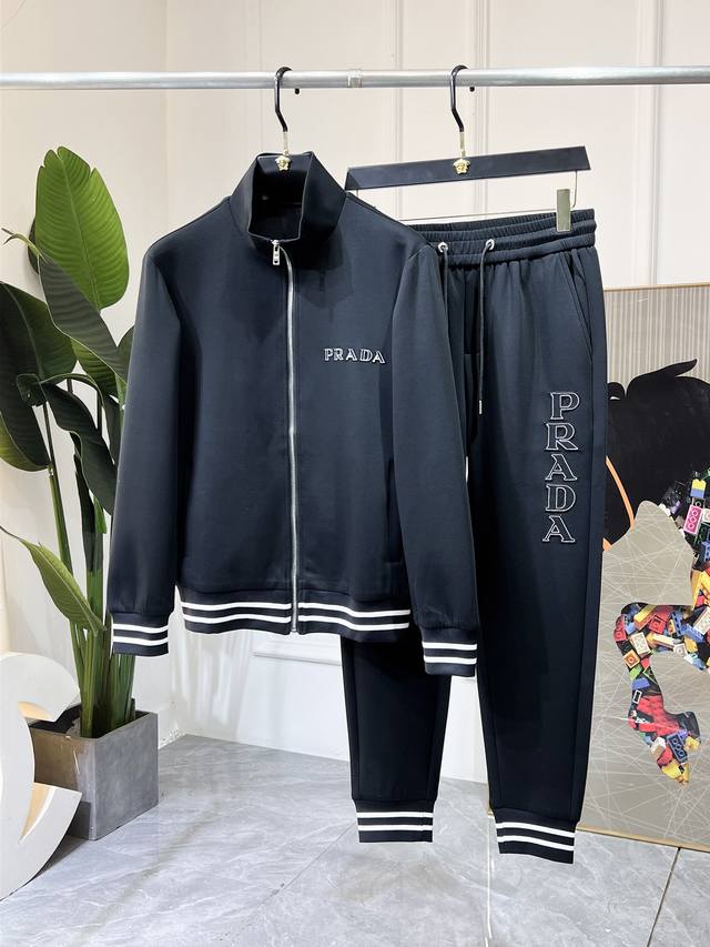 普拉达 2025Ss蛇年春装新品休闲套装！明星最爱时装味休闲套装 简单大方，官网1：1工艺设计！干净利落剪裁 都市风十足 可供独家顶级定制面料，手感软糯干爽，上