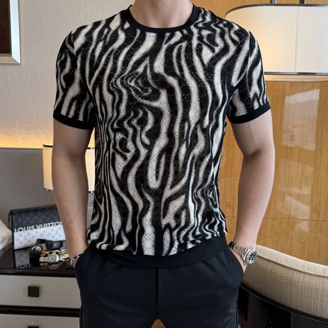 Dg 2025Ss春夏最新大爆款精品短袖T恤，定制进口天丝面料，时尚大牌元素Logo点缀，会呼吸的面料，质感细腻柔软，贴身冰爽顺滑。吸湿排汗，简约大方又不失时尚