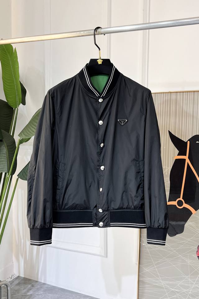 普拉达 2025Ss蛇年贺岁款春装双面穿夹克外套，定制高品质聚酯纤维面料！顶级时尚大牌元素Logo设计，三标齐全！原版五金辅料，线条流畅，工艺精致，上身版型超赞