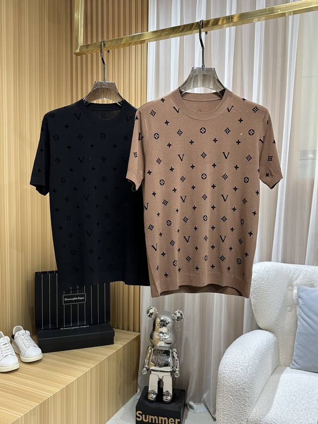 Loui*Vuitt*驴牌 2025Ss春夏新品 男士时尚休闲圆领桑蚕丝提花面料短袖T恤，内含70%进口桑蚕丝，30%棉，时髦感与时俱来,时刻以别样的姿态引人注