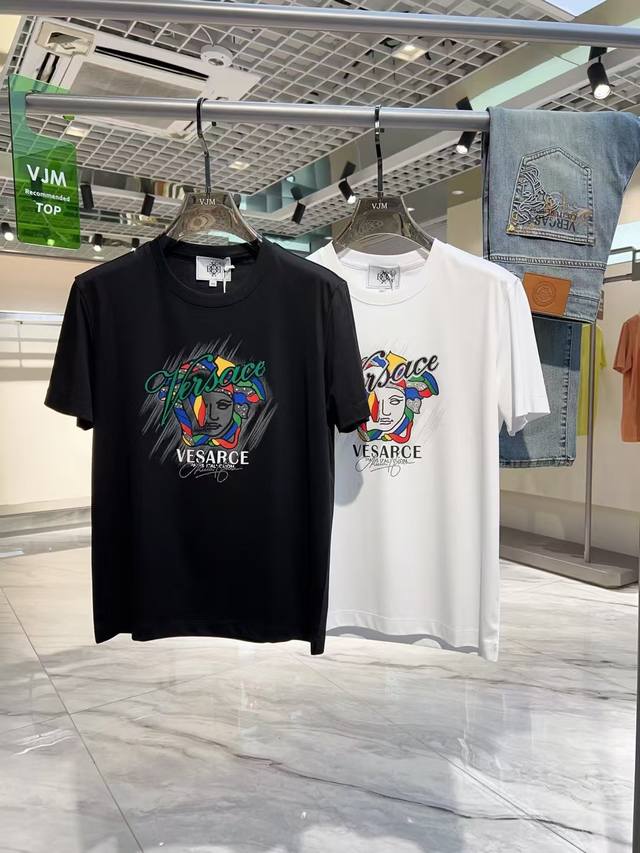 Versac*E 范思*哲 2025 春夏新款男士短袖T恤！高端潮物，众星追捧时尚款！各大明星网红人手一件的出街单品。高级定制丝光棉面料，手感细腻柔软，上身挺括