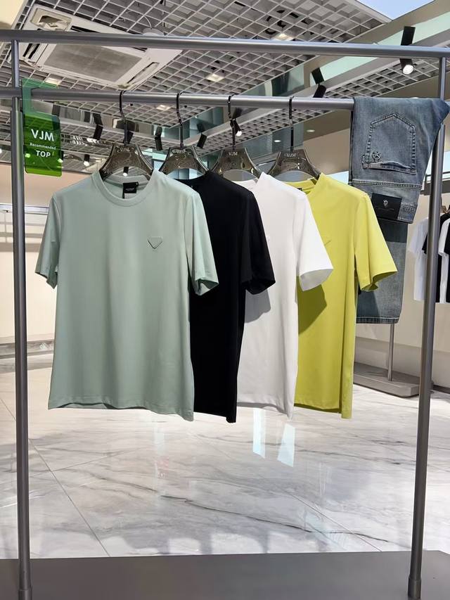 Pra*A 普拉*达 2025 春夏新款男士短袖T恤！高端潮物，众星追捧时尚款！各大明星网红人手一件的出街单品。高级定制丝光棉面料，手感细腻柔软，上身挺括有型。