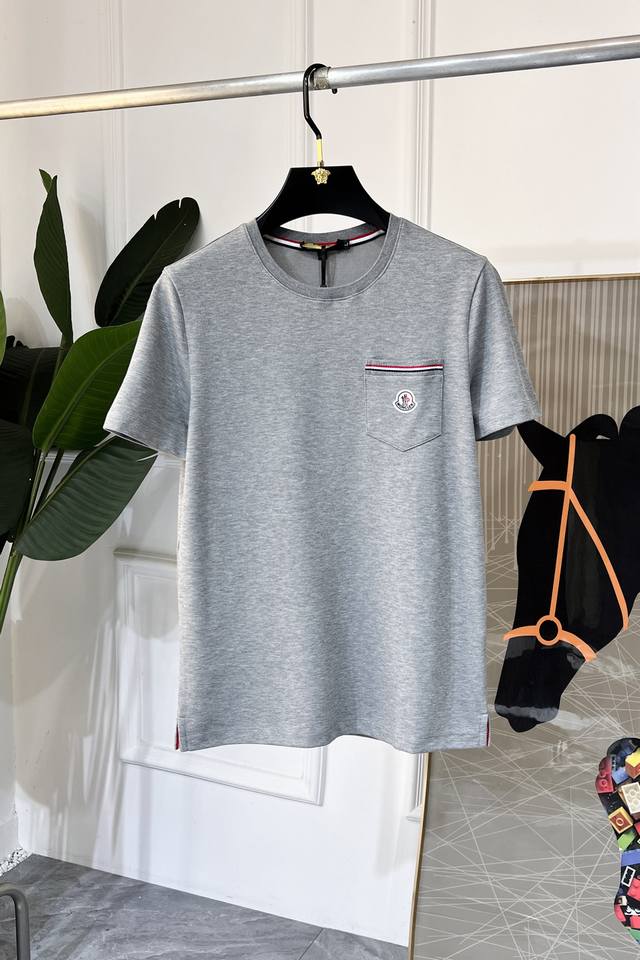 蒙口 2025Ss蛇年贺岁款春夏精品短袖T恤 官网同步 高端品质 定制顶级长绒棉面料，顶级大厂1:1制作，时尚大牌重工艺Logo设计，手感柔软细腻 穿着亲肤舒适