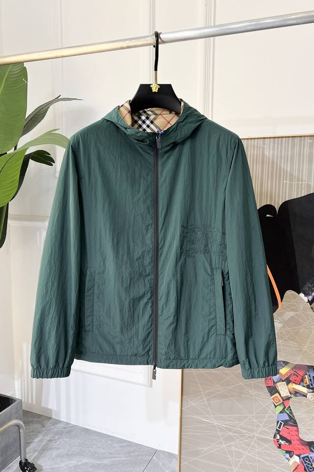 巴宝莉 Ss大爆款双面穿夹克外套，定制高品质聚酯纤维面料！顶级时尚大牌元素Logo设计，三标齐全！原版五金辅料，线条流畅，工艺精致，上身版型超赞，面料舒适，挡风