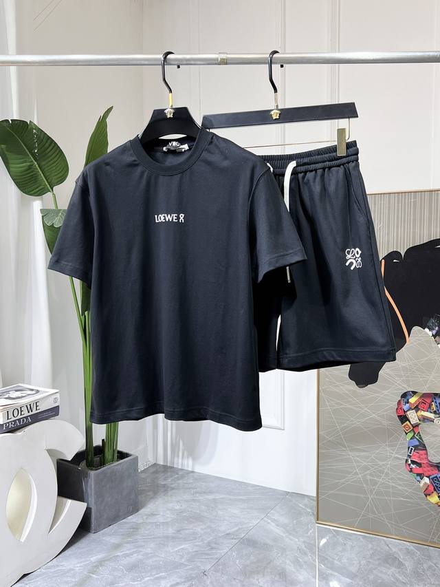 罗意威 2025Ss蛇年春装新品休闲短袖套装！明星最爱时装味休闲套装 简单大方，官网1：1工艺设计！干净利落剪裁 都市风十足 可供独家顶级定制面料，手感软糯干爽