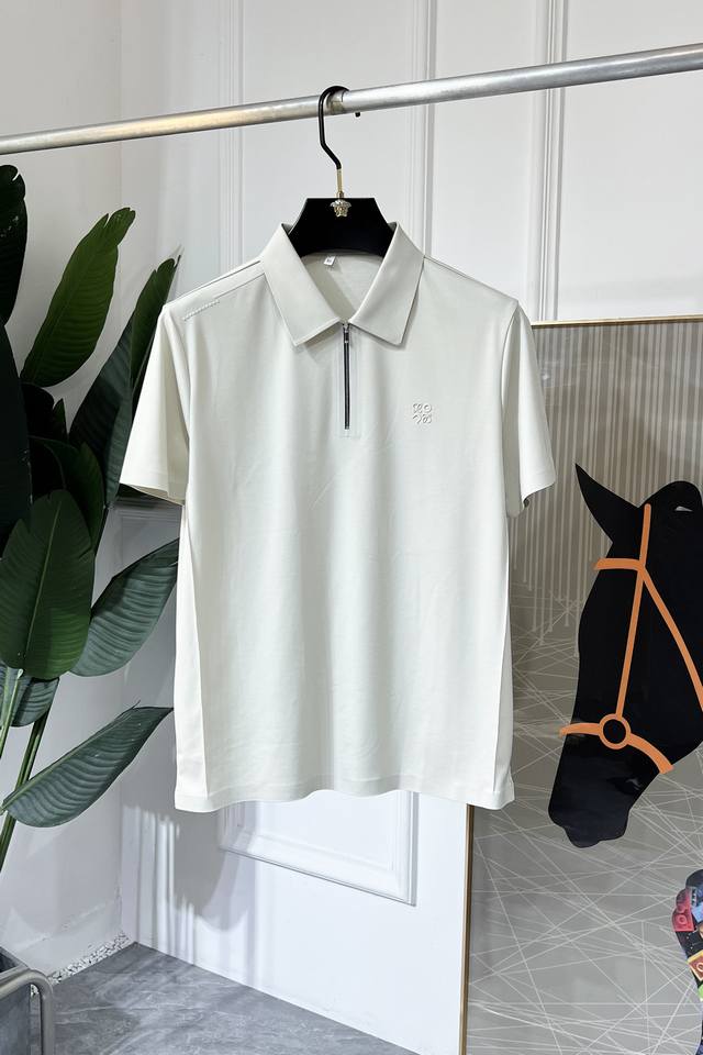罗意葳 2025Ss蛇年春夏新款Polo领短袖系列。精选优质长绒棉面料，时尚大牌元素Logo设计，上身版型超赞，面料细腻舒适透气，随意搭配都超级好看时尚型男必备