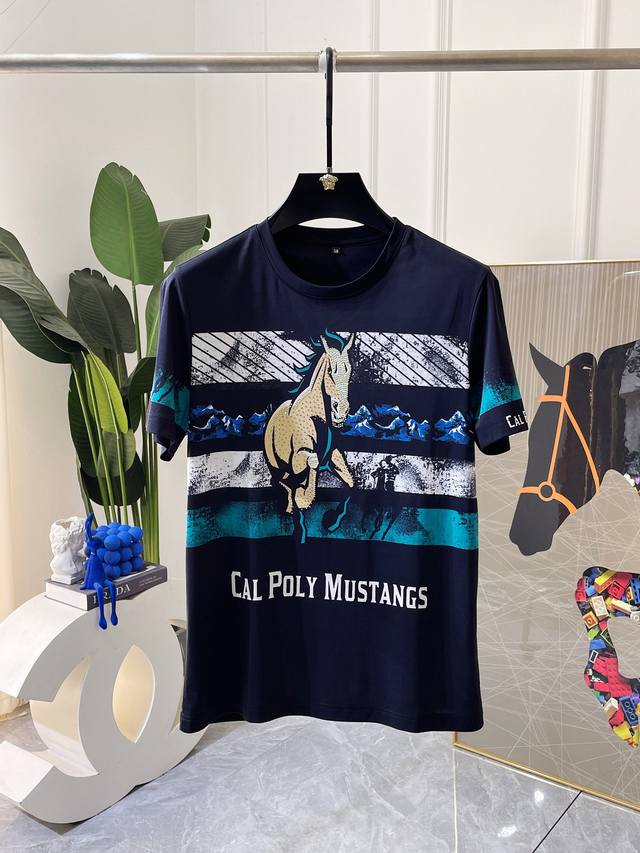 爱玛仕 2025Ss年春夏精品短袖T恤 官网同步 高端品质 定制进口双丝光棉面料，顶级大厂工艺制作，时尚大牌印花烫钻Logo设计，手感柔软细腻 穿着亲肤舒适 百