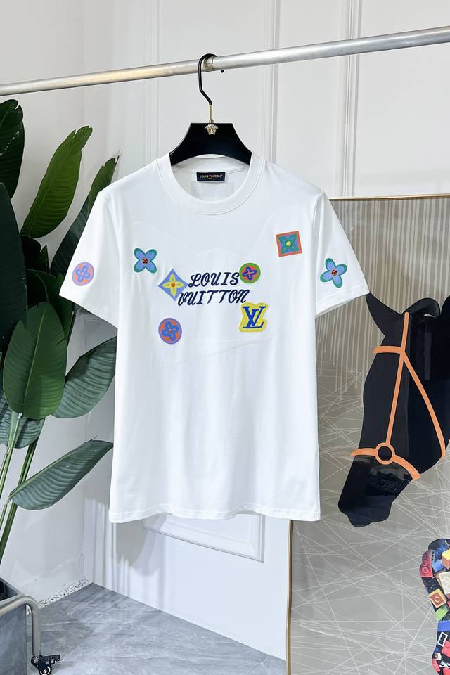 Lv 2025Ss蛇年贺岁款春夏精品短袖T恤 官网同步 高端品质 定制顶级100%纯面料，顶级大厂1:1制作，时尚大牌重工艺Logo设计，手感柔软细腻 穿着亲肤