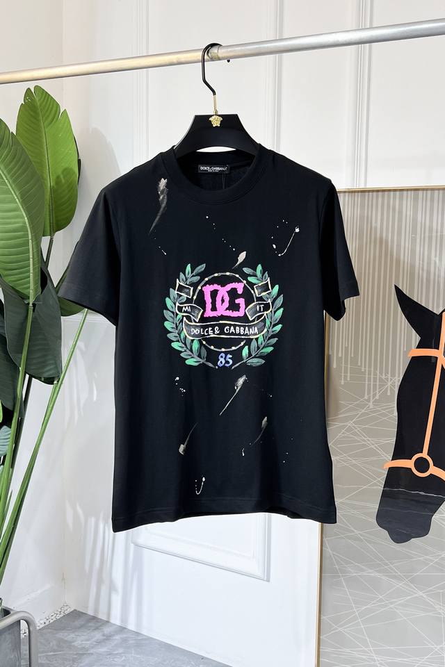 Dg 2025Ss蛇年贺岁款春夏精品短袖T恤 官网同步 高端品质 定制顶级100%纯面料，顶级大厂1:1制作，时尚大牌重工艺Logo设计，手感柔软细腻 穿着亲肤