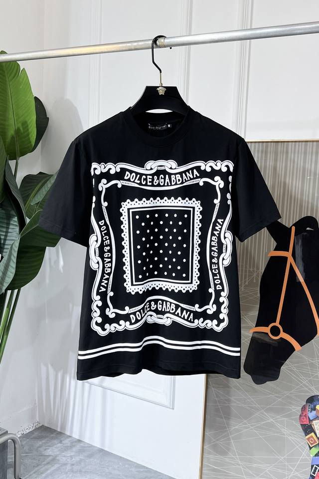 Dg- 2025Ss春夏精品短袖T恤 官网同步 高端品质 定制顶级100%纯面料，顶级大厂1:1制作，时尚大牌重工艺Logo设计，手感柔软细腻 穿着亲肤舒适 百