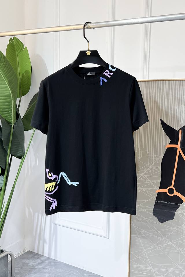 史祖鸟- 2025Ss蛇年贺岁款春夏精品短袖T恤 官网同步 高端品质 定制顶级100%纯面料，顶级大厂1:1制作，时尚大牌重工艺Logo设计，手感柔软细腻 穿着