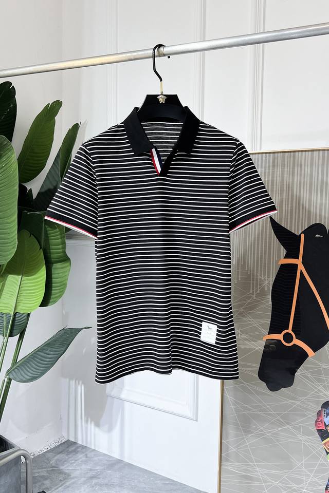 Tb- 2025Ss蛇年春夏新款Polo领短袖系列。精选优质丝光棉面料，时尚大牌元素Logo设计，上身版型超赞，面料细腻舒适透气，随意搭配都超级好看时尚型男必备