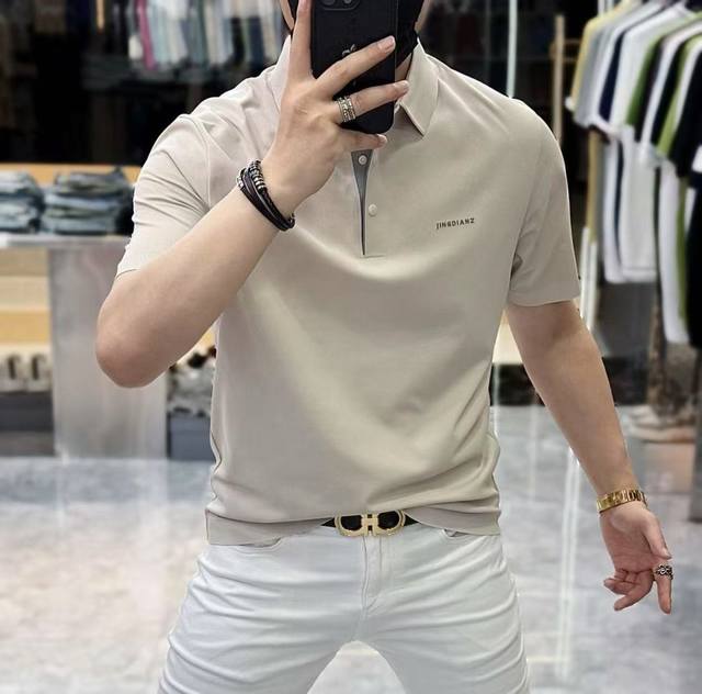 杰尼娅- 2025Ss蛇年春夏新款Polo领短袖系列。精选优质速干棉面料，时尚大牌元素Logo设计，上身版型超赞，面料细腻舒适透气，随意搭配都超级好看时尚型男必