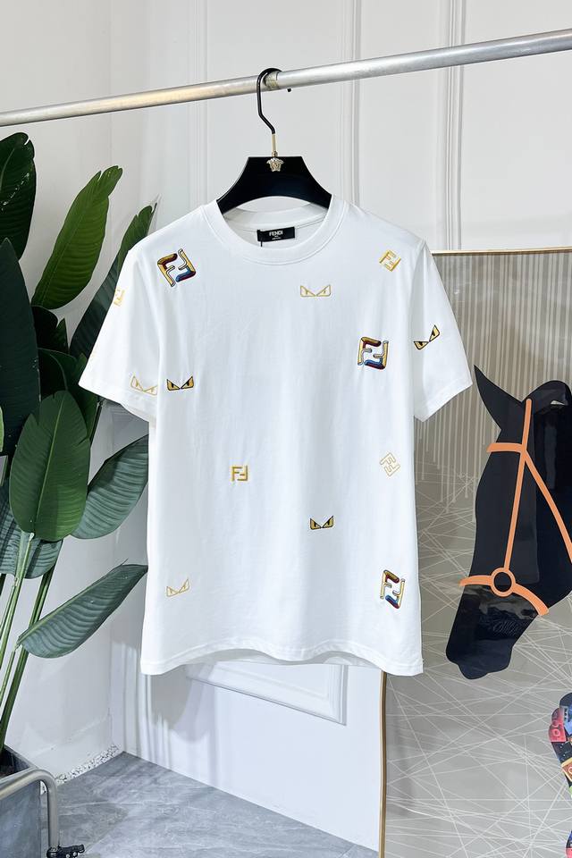 芬迪- 2025Ss蛇年贺岁款春夏精品短袖T恤 官网同步 高端品质 定制顶级100%纯面料，顶级大厂1:1制作，时尚大牌重工艺Logo设计，手感柔软细腻 穿着亲
