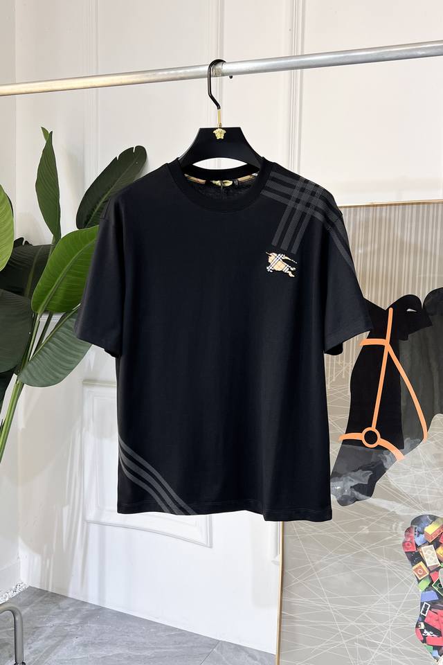 巴宝莉 2025Ss蛇年贺岁款春夏精品宽松版短袖T恤 官网同步 高端品质 定制顶级丝光棉面料，顶级大厂1:1制作，时尚大牌重工艺Logo设计，手感柔软细腻 穿着