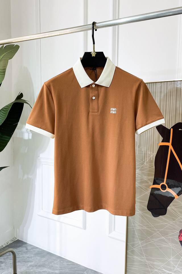 谬谬 2025Ss蛇年春夏新款Polo领短袖系列。精选优质珠地棉面料，时尚大牌元素Logo设计，上身版型超赞，面料细腻舒适透气，随意搭配都超级好看时尚型男必备款