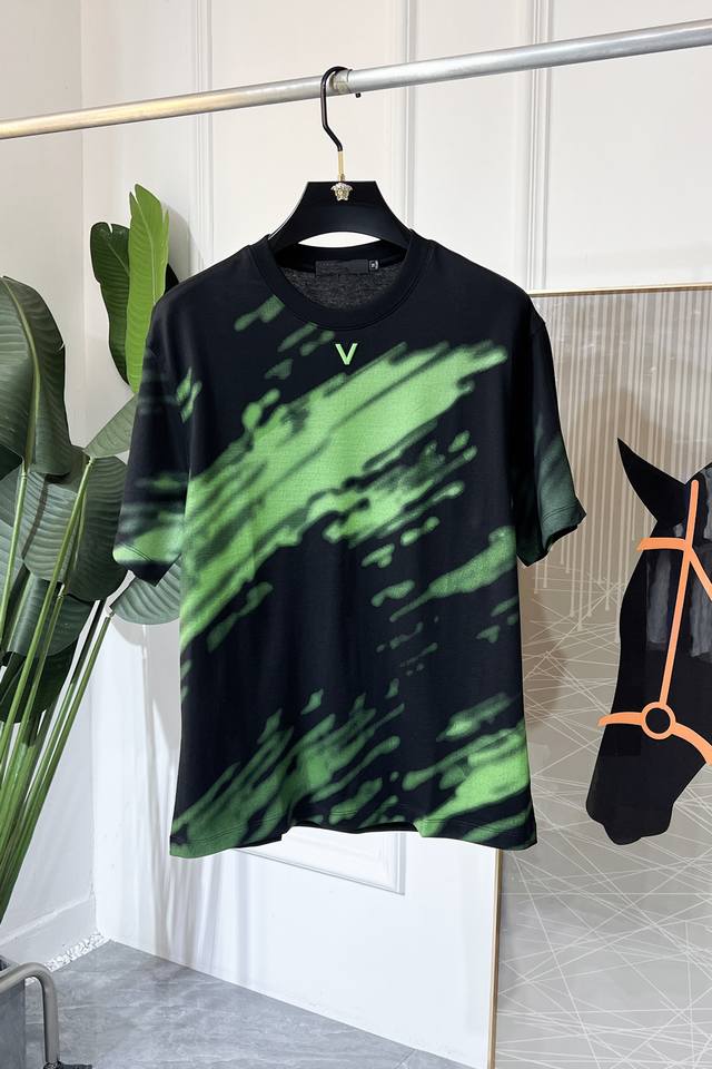 华伦天奴 2025Ss蛇年贺岁款春夏精品宽松版短袖T恤 官网同步 高端品质 定制顶级丝光棉面料，顶级大厂1:1制作，时尚大牌重工艺Logo设计，手感柔软细腻 穿