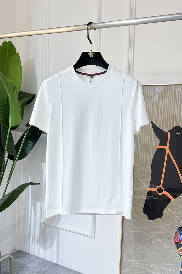 杰尼娅 2025Ss蛇年贺岁款春夏精品短袖T恤 官网同步 高端品质 定制顶级双丝光棉面料，顶级大厂1:1制作，时尚大牌重工艺Logo设计，手感柔软细腻 穿着亲肤