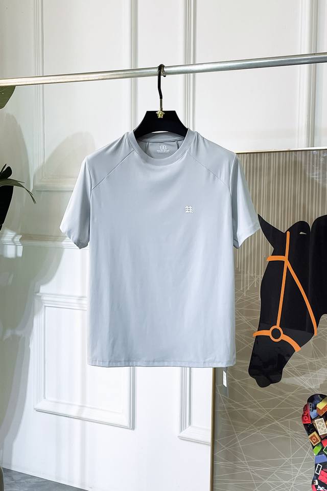 可隆 2025Ss蛇年春夏新款圆领户外短袖系列。精选优质速干科技面料，时尚大牌元素Logo设计，上身版型超赞，面料细腻舒适透气，随意搭配都超级好看时尚型男必备款