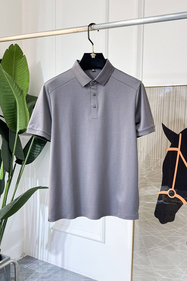 杰尼娅 2025Ss蛇年春夏新款Polo领短袖系列。精选优质丝光棉面料，时尚大牌元素Logo设计，上身版型超赞，面料细腻舒适透气，随意搭配都超级好看时尚型男必备