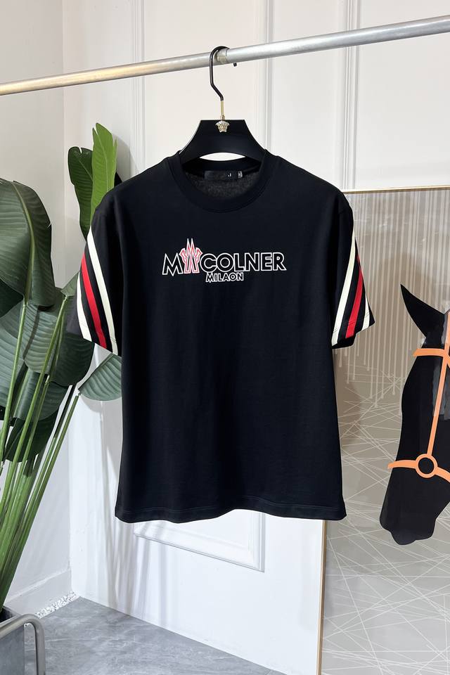 蒙口 2025Ss蛇年贺岁款春夏精品宽松版短袖T恤 官网同步 高端品质 定制顶级丝光棉面料，顶级大厂1:1制作，时尚大牌重工艺Logo设计，手感柔软细腻 穿着亲