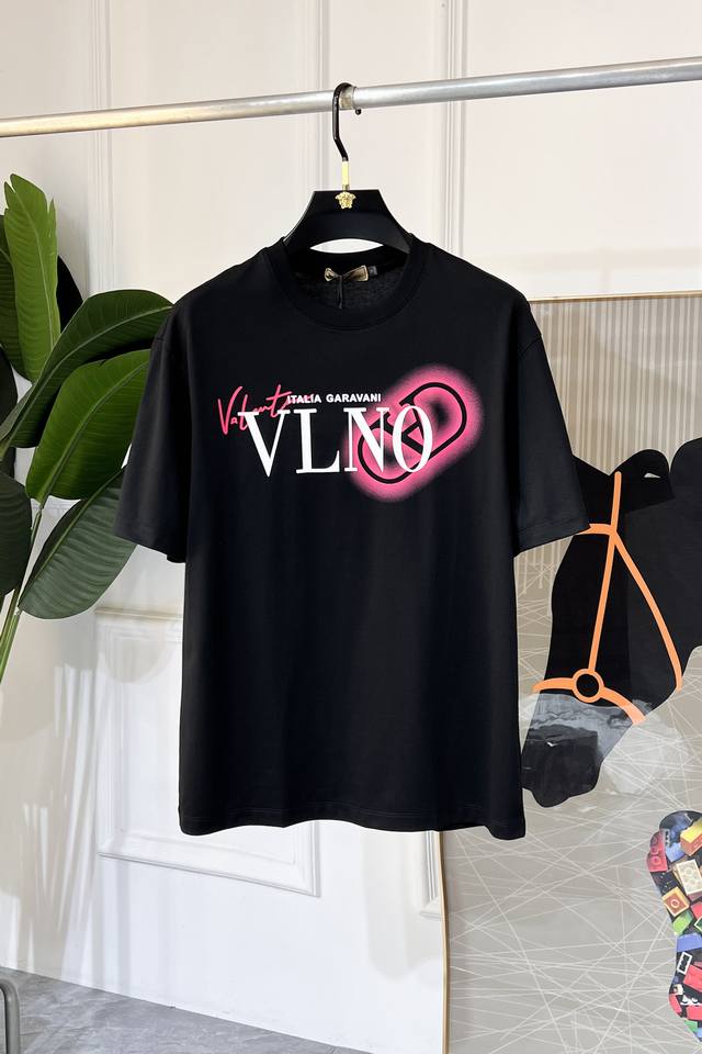 华伦天奴 2025Ss蛇年贺岁款春夏精品宽松版短袖T恤 官网同步 高端品质 定制顶级丝光棉面料，顶级大厂1:1制作，时尚大牌重工艺Logo设计，手感柔软细腻 穿