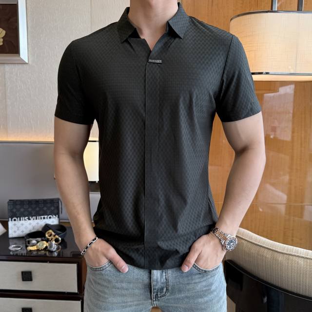 布鲁提 2025Ss蛇年春夏新款Polo领短袖系列。精选优质双丝光棉面料，时尚大牌元素Logo设计，上身版型超赞，面料细腻舒适透气，随意搭配都超级好看时尚型男必