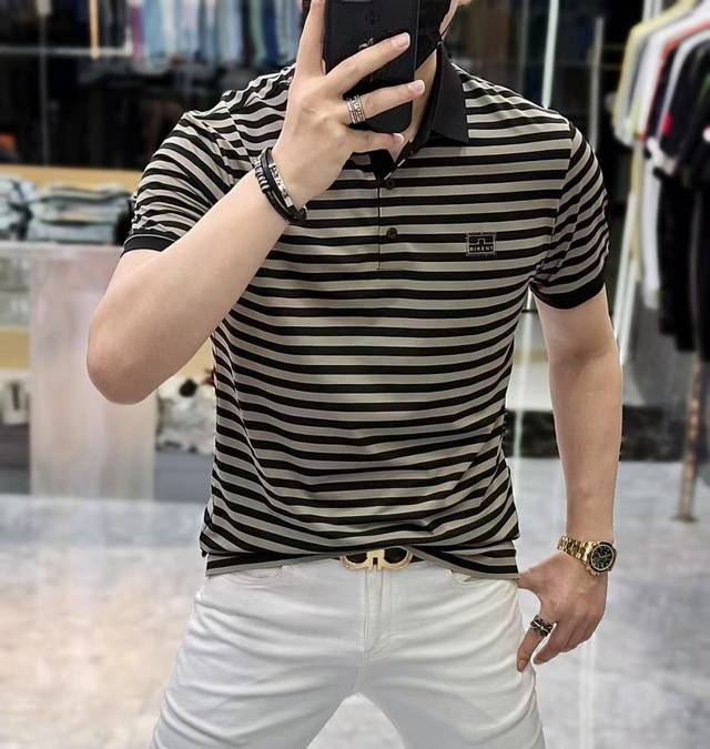 阿玛尼 2025Ss蛇年春夏新款Polo领短袖系列。精选优质双丝光棉面料，时尚大牌元素Logo设计，上身版型超赞，面料细腻舒适透气，随意搭配都超级好看时尚型男必