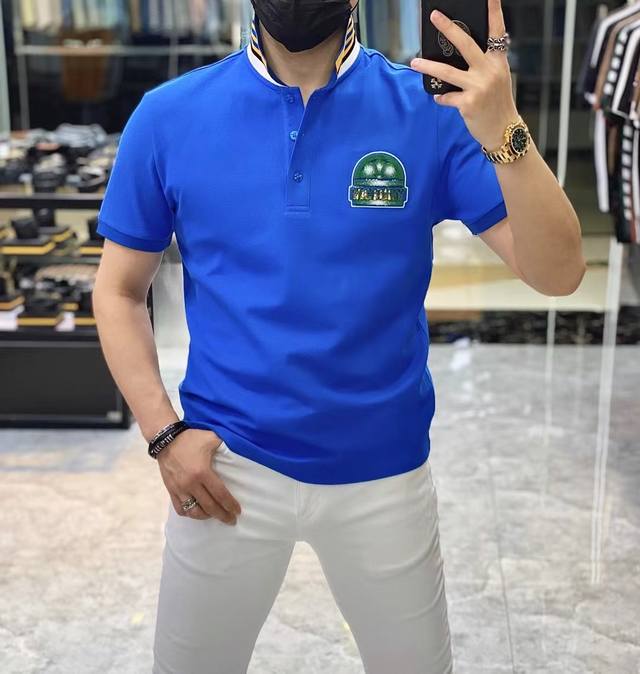 Lv 2025Ss春夏新款Polo领短袖系列。精选顶级丝光珠地棉面料，三标齐全！时尚大牌元素Logo工艺设计，上身版型超赞，面料细腻舒适透气，随意搭配都超级好看