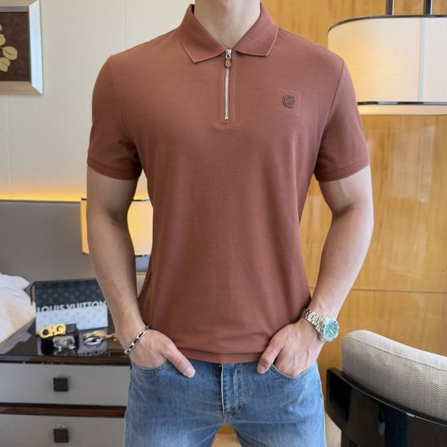 杰尼娅 2025Ss蛇年春夏新款Polo领短袖系列。精选优质珠地棉面料，时尚大牌元素Logo设计，上身版型超赞，面料细腻舒适透气，随意搭配都超级好看时尚型男必备