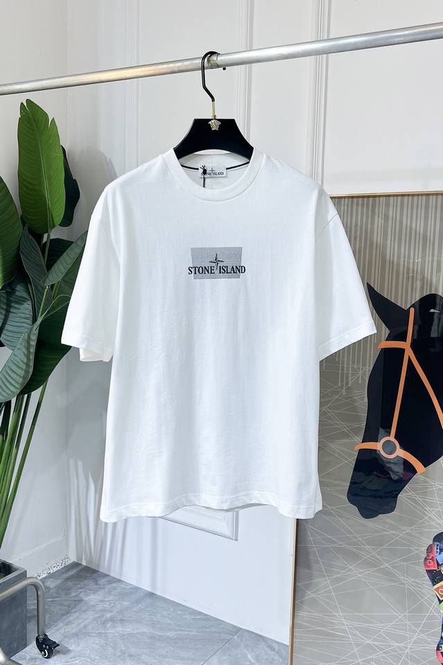 石头岛 -2025春夏新款男女同款短袖T恤，专柜同步发售！定制专属纯棉面料，胸前字母Logo图案印花工艺设计！简约大方，从容百搭，档次极高，完美融入时尚还有风情