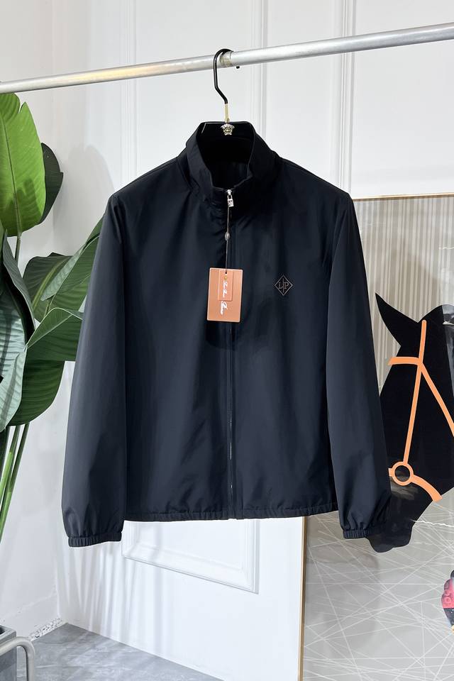 Lp诺悠 2025Ss蛇年贺岁款春装薄夹克，定制高品质聚酯纤维面料！顶级时尚大牌元素Logo设计，三标齐全！原版五金辅料，线条流畅，工艺精致，上身版型超赞，面料