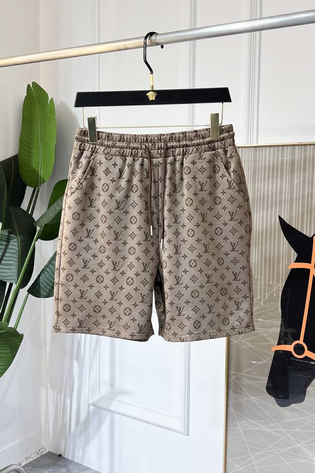 Lv 2025Ss官网同步夏季新款高档休闲短裤，采用进口棉原版定制面料 质感舒适百搭 透气性极佳 奢华经典品牌Logo设计 时尚简约大气上档次 透气性极佳 版型