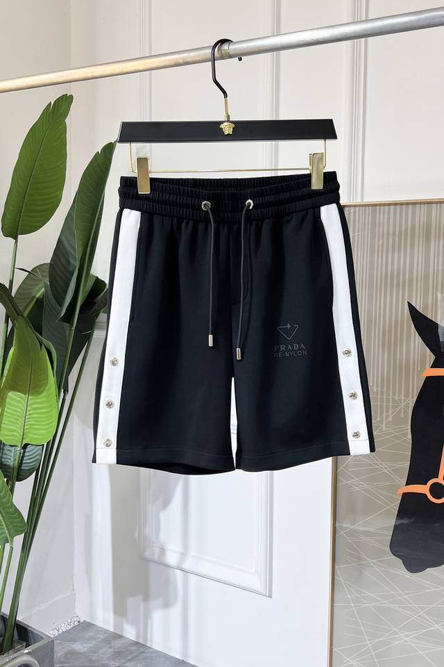 普拉达- 2025Ss官网同步夏季新款高档休闲短裤，采用进口棉原版定制面料 质感舒适百搭 透气性极佳 奢华经典品牌Logo设计 时尚简约大气上档次 透气性极佳