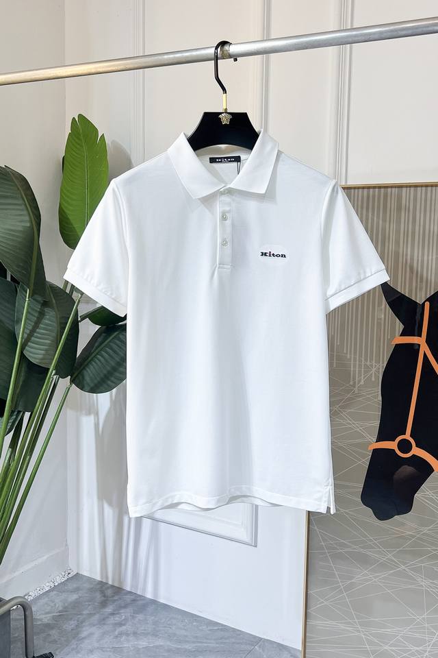 Kiton 2025Ss蛇年春夏新款Polo领短袖系列。精选优质珠地棉面料，时尚大牌元素Logo设计，上身版型超赞，面料细腻舒适透气，随意搭配都超级好看时尚型男