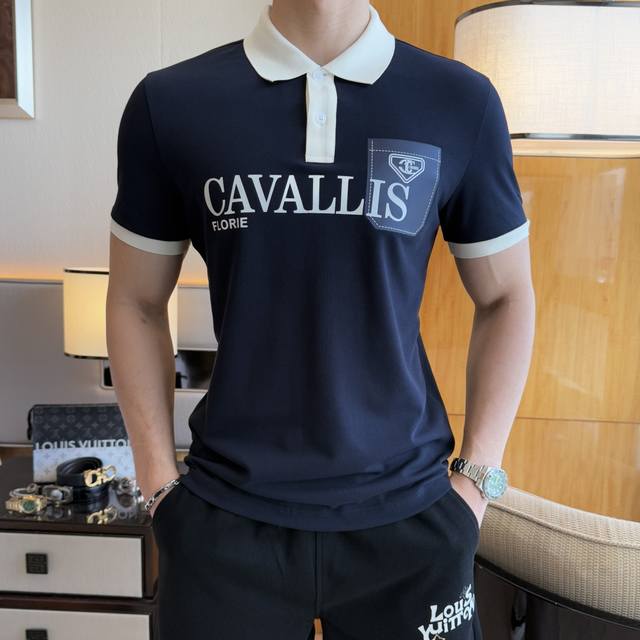 卡瓦利 2025Ss蛇年春夏新款Polo领短袖系列。精选优质丝光珠地棉面料，时尚大牌元素Logo设计，上身版型超赞，面料细腻舒适透气，随意搭配都超级好看时尚型男
