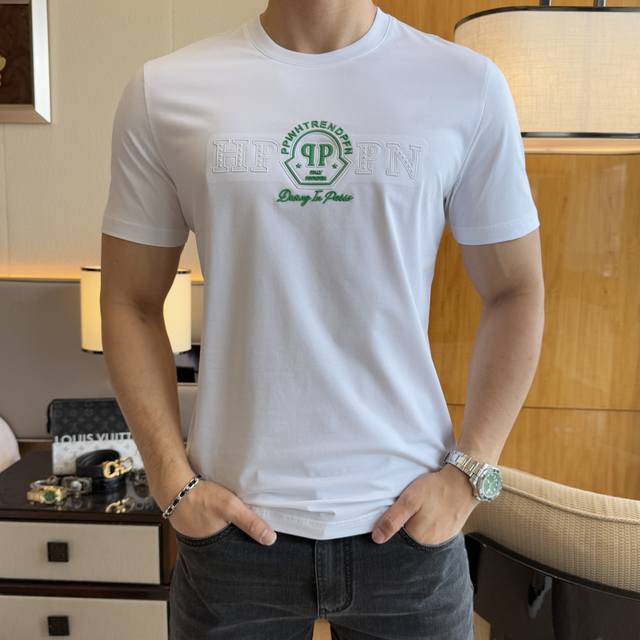 Pp- 2025Ss蛇年贺岁款春夏精品短袖T恤 官网同步 高端品质 定制顶级丝光棉面料，顶级大厂1:1制作，时尚大牌重工艺Logo设计，手感柔软细腻 穿着亲肤舒