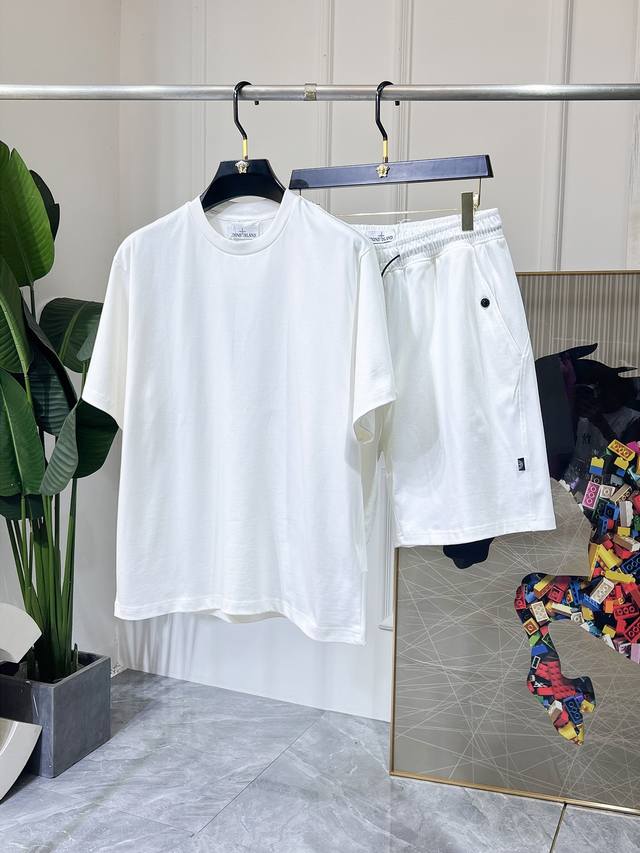 石头岛 2025Ss宽松版新品休闲短袖套装！明星最爱时装味休闲套装 简单大方，官网1：1工艺设计！干净利落剪裁 都市风十足 可供独家顶级定制面料，手感软糯干爽，