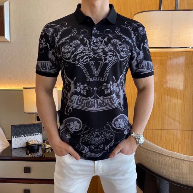 V思哲 2025Ss春夏时尚翻领短袖系列，原版打造，精选优质-进口双丝光珠地棉面料，定制面料，数码直喷工艺，质感柔软，贴身冰爽顺滑。吸湿排汗，简约大方又不失时尚