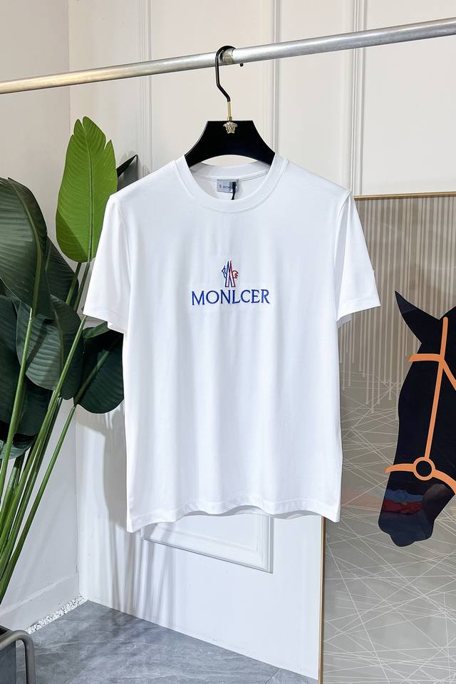 蒙口 2025Ss年春夏精品短袖T恤 官网同步 高端品质 定制进口丝光棉面料，顶级大厂工艺制作，时尚大牌印花烫钻Logo设计，手感柔软细腻 穿着亲肤舒适 百搭休