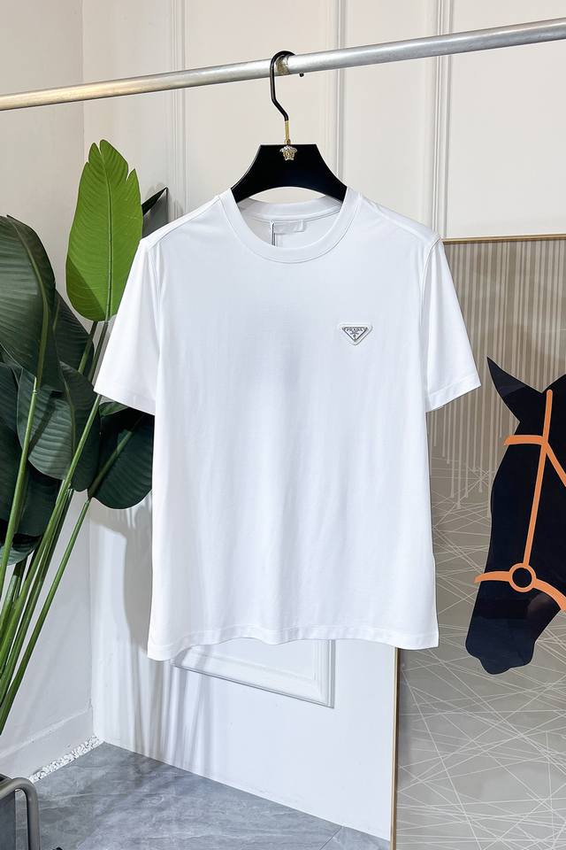 普拉达 2025Ss年春夏精品短袖T恤 官网同步 高端品质 定制进口丝光棉面料，顶级大厂工艺制作，时尚大牌印花烫钻Logo设计，手感柔软细腻 穿着亲肤舒适 百搭