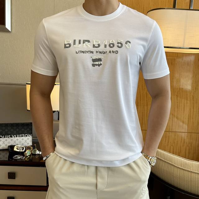 巴宝莉 2025Ss年贺岁款春夏精品短袖T恤 官网同步 高端品质 定制顶级丝光棉面料，顶级大厂1:1制作，时尚大牌重工艺Logo设计，手感柔软细腻 穿着亲肤舒适