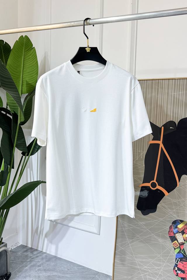 芬迪 2025Ss蛇年贺岁款春夏精品宽松版短袖T恤 官网同步 高端品质 定制顶级丝光棉面料，顶级大厂1:1制作，时尚大牌重工艺Logo设计，手感柔软细腻 穿着亲