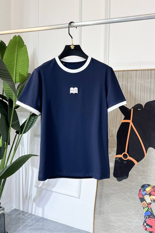 Lv 2025Ss蛇年贺岁款春夏精品短袖T恤 官网同步 高端品质 定制顶级丝光棉面料，顶级大厂1:1制作，时尚大牌重工艺Logo设计，手感柔软细腻 穿着亲肤舒适