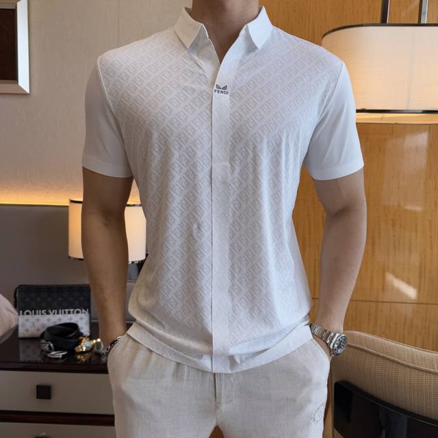 芬迪- 2025Ss蛇年春夏新款Polo领短袖系列。精选优质丝光棉面料，时尚大牌元素Logo设计，上身版型超赞，面料细腻舒适透气，随意搭配都超级好看时尚型男必备
