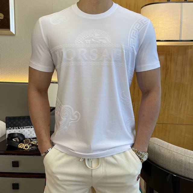 V思哲 2025Ss年贺岁款春夏精品短袖T恤 官网同步 高端品质 定制顶级丝光棉面料，顶级大厂1:1制作，时尚大牌重工艺Logo设计，手感柔软细腻 穿着亲肤舒适