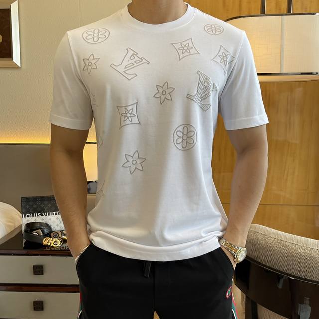 Lv 2025Ss年贺岁款春夏精品短袖T恤 官网同步 高端品质 定制顶级丝光棉面料，顶级大厂1:1制作，时尚大牌重工艺Logo设计，手感柔软细腻 穿着亲肤舒适