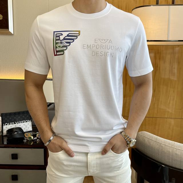 阿玛尼 2025Ss年贺岁款春夏精品短袖T恤 官网同步 高端品质 定制顶级丝光棉面料，顶级大厂1:1制作，时尚大牌重工艺Logo设计，手感柔软细腻 穿着亲肤舒适