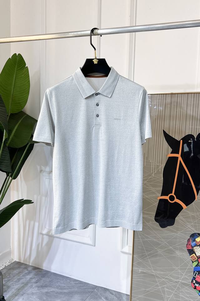 杰尼娅 2025Ss蛇年春夏新款Polo领短袖系列。精选优质双丝光棉面料，时尚大牌元素Logo设计，上身版型超赞，面料细腻舒适透气，随意搭配都超级好看时尚型男必