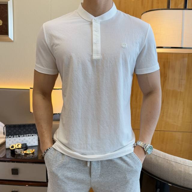 杰尼娅 2025Ss蛇年春夏新款中山领短袖系列。精选优质长绒棉面料，时尚大牌元素Logo设计，上身版型超赞，面料细腻舒适透气，随意搭配都超级好看时尚型男必备款哦